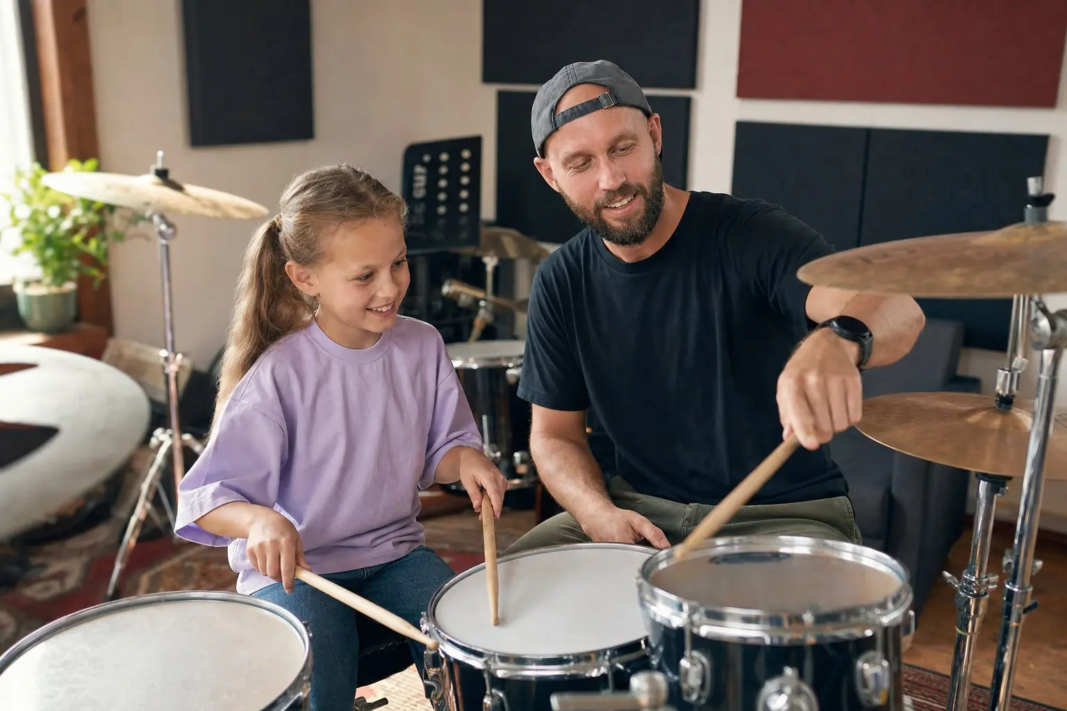 Девочка на занятии по барабанам